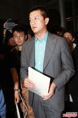 组图：李亚鹏与友人热聊笑容满面 手上婚戒已摘