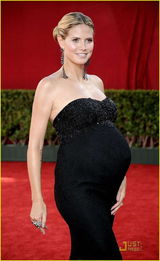 高清组图：名模克鲁姆大肚如箩 与老公牵手亮相