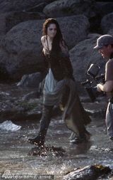 组图：《暮光》女主角新片扮公主 遭喷水露半球