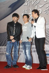 组图：周杰伦关注极限探索 为好友出征打气加油 