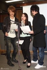 组图：F.I.R录音杀青获赠盐巴 飞期待解禁吃麻辣锅