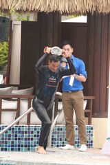 组图：任达华携名模助阵名表 穿潜水衣亮相秀身材