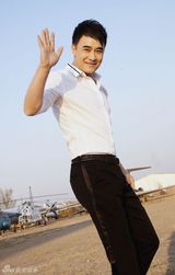 组图：施羽拍摄时尚大片 儒雅休闲尽展高贵气质