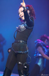 组图：张靓颖上海开唱 脚缠绷带穿高跟鞋热舞