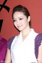 幻灯：蓝正龙被问与大S感情事 侯佩岑忙为其解围 