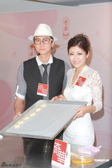 组图：洪天明周家蔚夫妻档甜蜜出镜秀恩爱