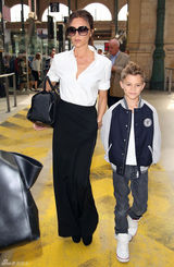 组图：维多利亚带儿子游玩 小潮男星样十足