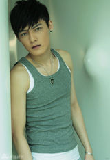 组图：冯铭潮眼神忧郁洞察人心 怀旧风慵懒诱惑