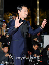 组图：柳承龙亮相大钟红毯 亲切挥手显熟男范