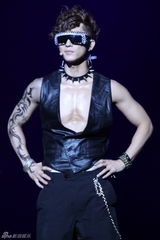 高清图：张佑赫狂学小沈阳笑全场 与莫文蔚贴身热舞