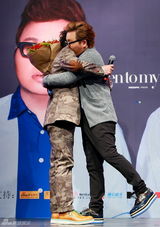 组图：声音乐团专辑发布会 成员跪地送花示爱