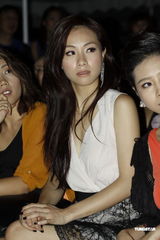 组图：杨幂群访被“围攻” 邓丽欣与其撞衫难掩尴尬