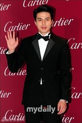 组图：金喜善亮相发型老气 尹恩惠镂空装魁梧