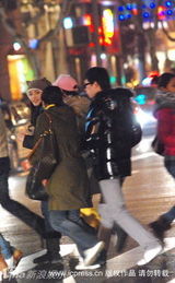 幻灯图：姚晨夜逛南京路 街边合影留念兴致高