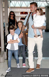 组图：小贝一家高调亮相 七公主萌样可人