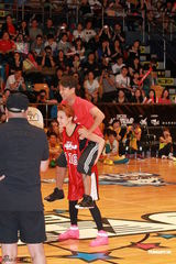 组图：群星红衣出席篮球赛 容祖儿李克勤又背又抱