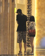 组图：林更新携女友现身酒店疑开房 门外过烟瘾