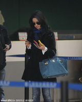 组图：刘亦菲手机不离手 黑衣配蓝包星味遮不住