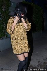 组图：蕾哈娜阴阳头没自信 对狗仔比中指表不满