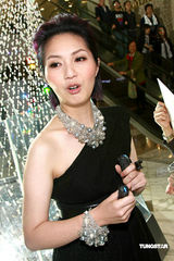 高清：杨千嬅出席活动身材丰腴 老公送浪漫礼物