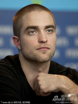 组图：《漂亮朋友》发布会 帕丁森偷瞄里奇胸部