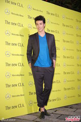 组图：锦荣西装帅气亮相 假装听不懂蔡依林