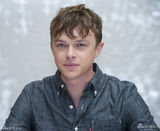 组图：丹尼尔为《杀死汝爱》拍写真 抿嘴卖萌