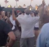 组图：小李携超模女友看音乐节 蒙面热舞扭不停