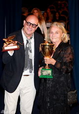 组图：威尼斯电影节闭幕 获奖者后台高举奖杯