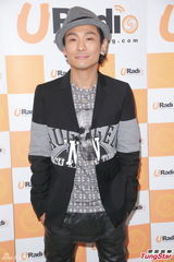 组图：杜德伟看吴君如裸胸哗然 不怕跟宝宝代沟