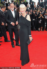 幻灯图集：海伦-米伦携丈夫恩爱亮相戛纳红毯