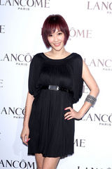 高清组图：安以轩蓝裙现身秀香肩 勾人电眼吸睛有方