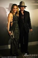 幻灯图集：约翰尼-德普夫妇现身戛纳秀恩爱