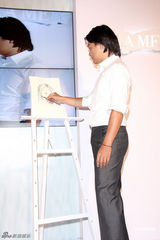 组图：李玟白衣亮相展现温柔 与型男东明相眉目传情 