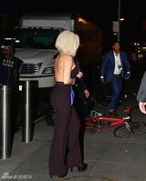 组图：GAGA露背装暴瘦亮相 荷叶罩裹胸欲坠