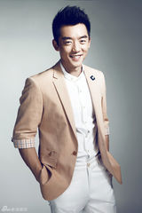 组图：郑恺江疏影封面大片 笑容灿烂青春活力