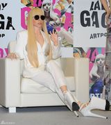 组图：Gaga雷装似神龙摆尾 白娘子头推真人娃娃