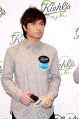 幻灯图：古巨基与众女星呼吁环保 被黄福荣感动