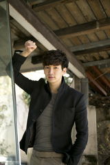 组图：金钟勋春末简约风格街拍秀潮男气质