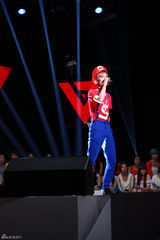 组图：谢霆锋坐镇快男广州 颠覆冷酷形象变温情