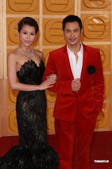 组图：胡杏儿牵手郑嘉颖入场 身着黑礼服气质典雅