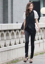 组图：韩雨芹街拍黑白配秀出时尚自我