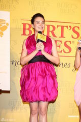 组图：张榕容露美背代言 欲挑战古惑女角色