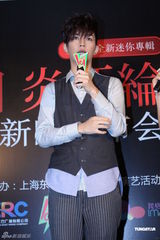 组图：炎亚纶首发新碟现场吹笛 戴红面具个性亮相