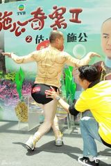 组图：欧阳震华裸体造型亮相 险遭同性当众热吻