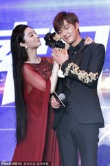 高清图：李敏镐借位吻范冰冰引尖叫 男神变粉丝