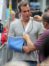 组图：《忍者神龟》热拍 梅根化身娇俏女记者