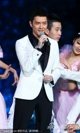 组图：冯绍峰深情演绎《月亮代表我的心》