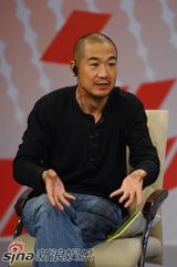 高清组图：美国导演昨向“康熙”张国立下跪致敬