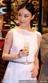组图：倪妮白裙代言气质优雅宛若女神